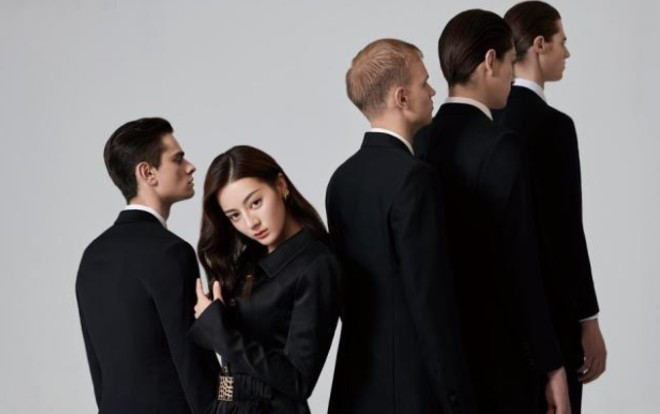 Địch Lệ Nhiệt Ba xuất hiện trên bìa tạp chí, tạo hình bắt mắt thể hiện phong phạm của một nữ vương Ảnh 2