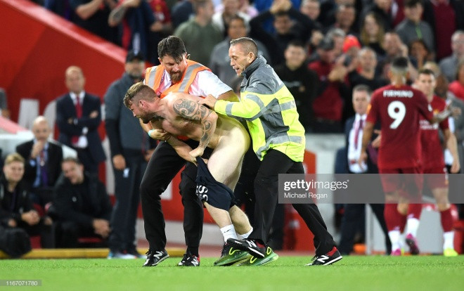 Fan cuồng 'tụt quần' chạy vào sân trong trận mở màn Ngoại hạng Anh Ảnh 2