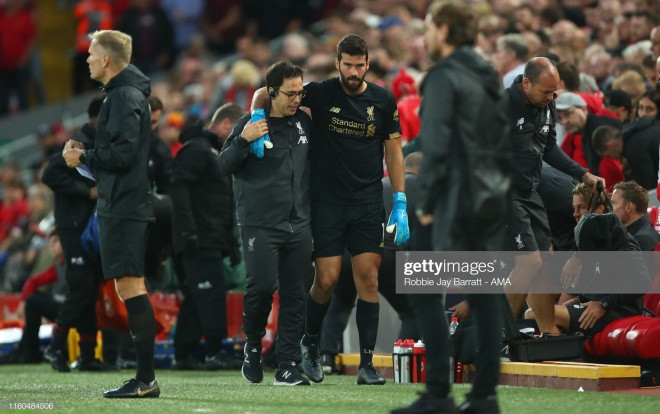 Phát bóng sai tư thế, Alisson dính chấn thương nặng trong trận khai mạc NHA Ảnh 2