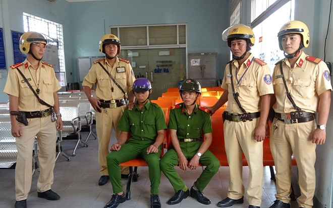 Bắt giữ 2 thanh niên giả danh công an chiếm đoạt tài sản của nhiều người Ảnh 2