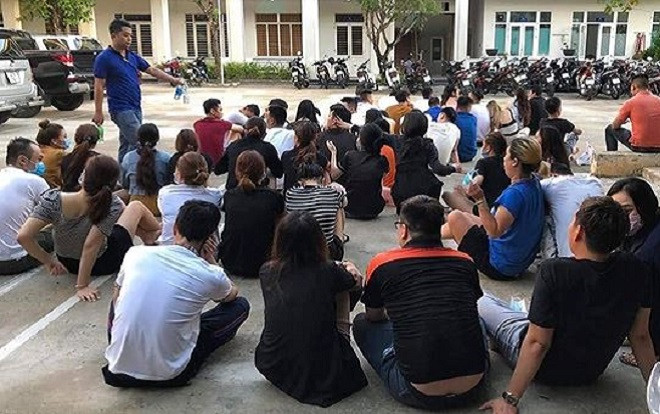 Đột kích quán karaoke lúc rạng sáng, phát hiện 58 dân chơi đang 'phê' ma túy Ảnh 2