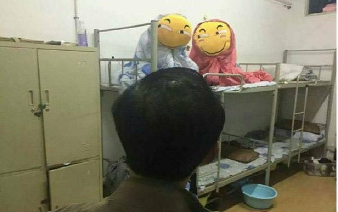 Đi kiểm tra phòng ở sinh viên kí túc xá, giám thị 'đứng hình' với hai 'sinh vật lạ' xuất hiện trên giường ngủ Ảnh 2