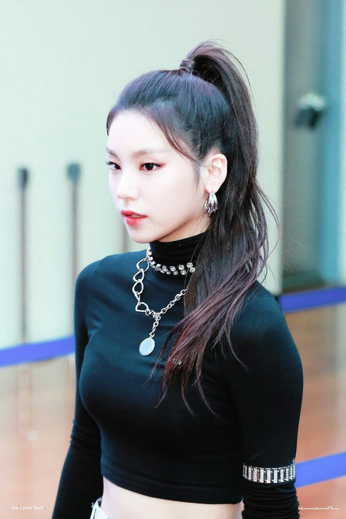 Cười xỉu với 7 idol Kpop có gương mặt lúc nào cũng 'như hận cả thế giới' Ảnh 16