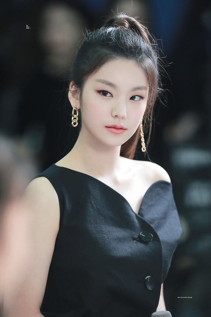 Cười xỉu với 7 idol Kpop có gương mặt lúc nào cũng 'như hận cả thế giới' Ảnh 17