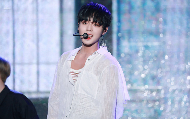 Vượt NCT Dream và tân binh CIX, màn trình diễn 'L.O.V.E' của 'tiên tử nháy mắt' Park Jihoon đạt view cao nhất tại MBC Kpop Super Concert 2019 Ảnh 2