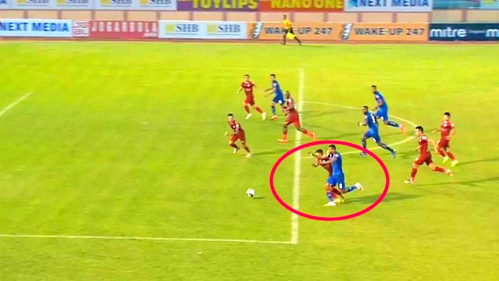 'Bắt phạt đền cho Quảng Nam trước TP.HCM, trọng tài đã sai luật nghiêm trọng'? Ảnh 3