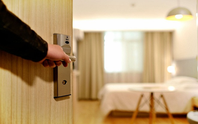 Ngửi thấy mùi lạ bốc ra từ phòng con trai, bà mẹ mở cửa và phát hiện sự thật kinh hoàng Ảnh 2