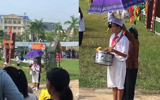 Bức ảnh người bà lom khom che ô cho cháu tập nghi thức đội giữa trưa nắng Ảnh 2