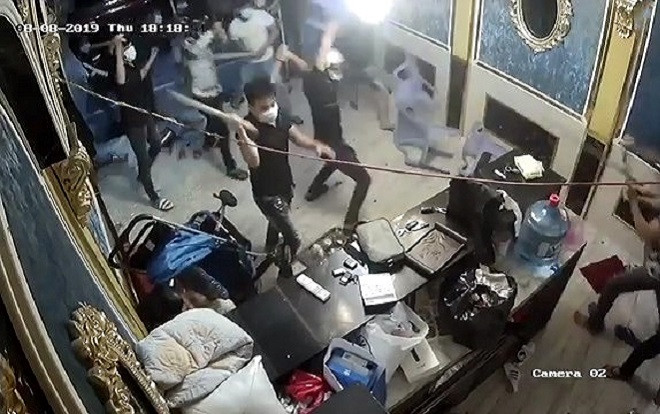 Hàng chục giang hồ hung hãn lao vào đập phá đồ đạc, chủ nhà hàng báo mất túi xách chứa 200 triệu đồng Ảnh 2