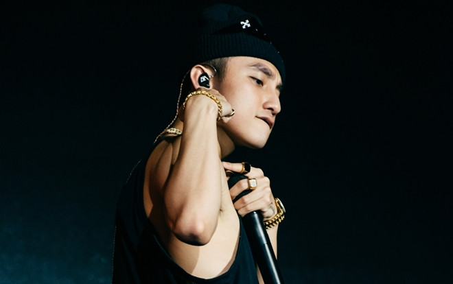 Sơn Tùng M-TP diện áo ba lỗ, khoe trọn cơ bắp trong buổi tổng duyệt Sky Tour 2019 tại Hà Nội Ảnh 2