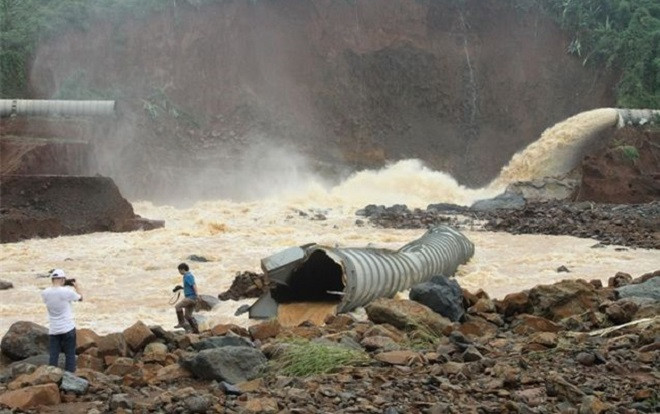 Mở được van xả tràn, đập thủy điện ở Đắk Nông thoát nguy cơ vỡ Ảnh 2