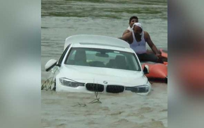 Không được tặng siêu xe Jaguar, chàng trai đẩy BMW mới tinh xuống sông Ảnh 2