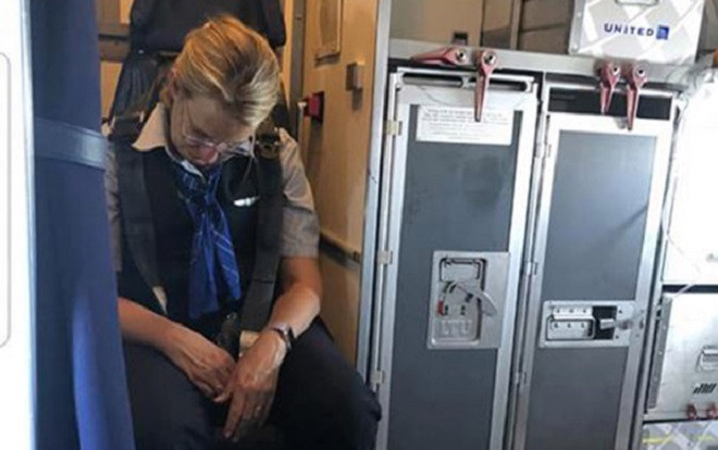 Nữ tiếp viên uống 2 ly rượu vodka rồi ngủ li bì trong suốt chuyến bay, hành khách phải thắt dây an toàn cho cô ta Ảnh 2