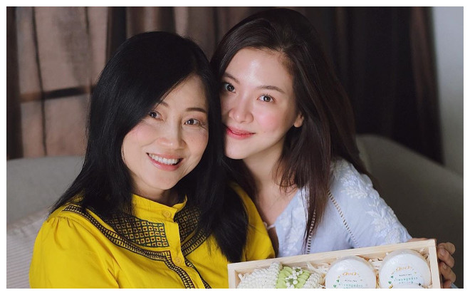 Mỹ nhân 'Chiếc lá bay' Baifern Pimchanok và mẹ đứng bên nhau trẻ đẹp như 2 chị em gái Ảnh 2