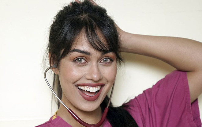 Từ cuộc sống khốn khó tới thành công của tân Hoa hậu Anh - mỹ nhân tài sắc vẹn toàn với IQ cực 'khủng' Ảnh 2