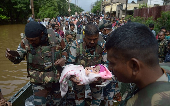 Người dân Ấn Độ khốn khổ đối phó mưa lũ và lở đất, 147 người thiệt mạng Ảnh 2