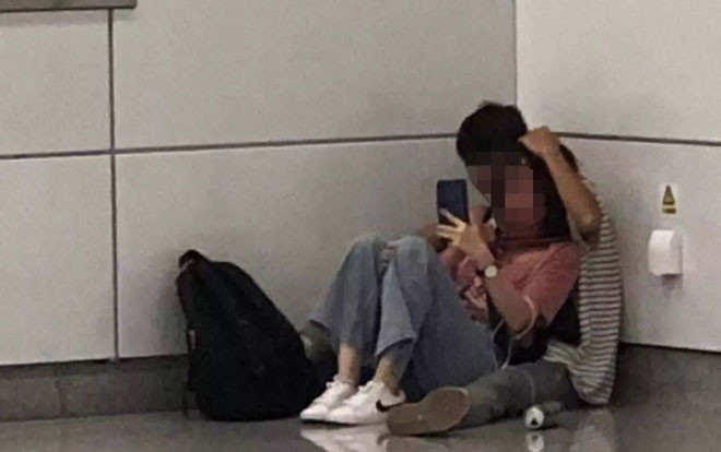Tưởng cặp đôi đang ngồi ôm ấp trong góc trạm tàu điện ngầm, cảnh sát phát hiện sự thật kinh hoàng khi thấy thứ này Ảnh 2