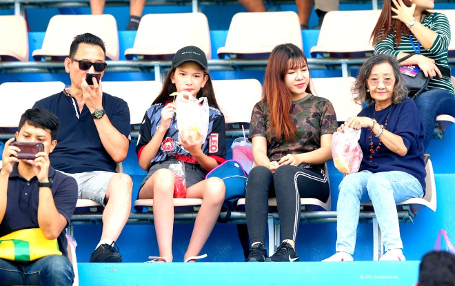 Yến Xuân cùng gia đình Đặng Văn Lâm xem bóng đá: Cuối cùng đã công khai tình yêu! Ảnh 2