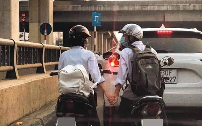 Bức ảnh đôi bạn nắm chặt tay nhau khi chờ đèn đỏ khiến CĐM xuýt xoa: Ngôn tình ngay giữa đời thực là có thật! Ảnh 2