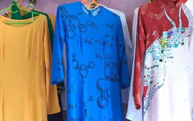 Đầu năm học mới, lớp học tặng GVCN tà áo dài in họa tiết công thức hóa học khiến CĐM cười ngất Ảnh 2