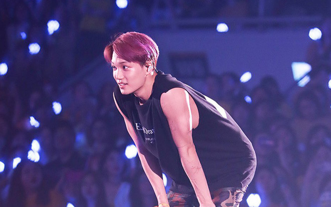 Phấn khích quá mức vào cuối concert, Kai (EXO) 'mém' quên luôn cả chào cảm ơn fan Ảnh 2