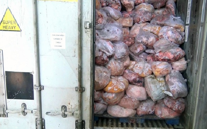 Phát hiện hơn 40 tấn thịt lợn và gà đang bốc mùi hôi nồng nặc trong cơ sở giò chả Ảnh 2