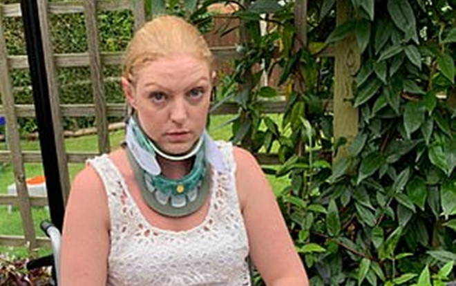 Cuộc sống 'quá sức chịu đựng' của người phụ nữ chỉ cần xoay đầu là bị gãy cổ Ảnh 2