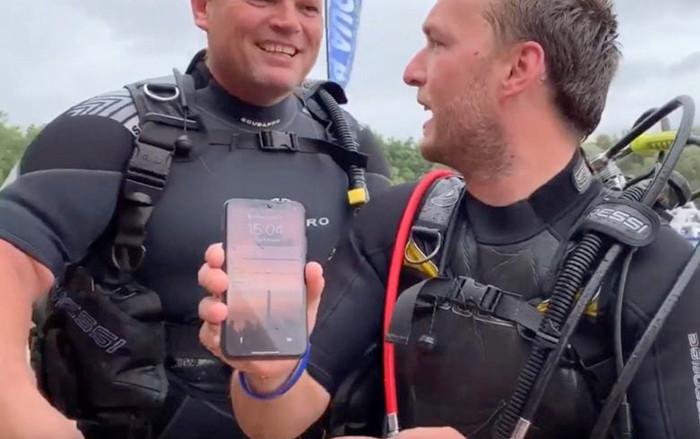Một đội thợ lặn đã tìm thấy một chiếc iPhone X dưới đấy hồ và cái kết bất ngờ Ảnh 2
