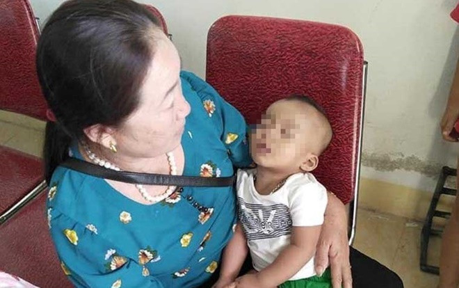 Bé trai bụ bẫm bị bỏ rơi giữa đường kèm phong bì 1 triệu đồng nhờ người nuôi giúp Ảnh 2