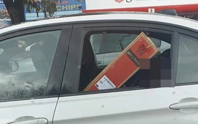 Để TV ở ghế sau choán hết chỗ ngồi của con, phụ huynh bị 'ăn gạch' tơi tả trên Facebook Ảnh 2