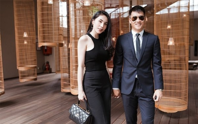 Ăn diện đơn giản, tinh tế nhưng soi giá thì loạt đồ của Thủy Tiên, Công Vinh đủ khiến dân tình choáng ngợp Ảnh 2