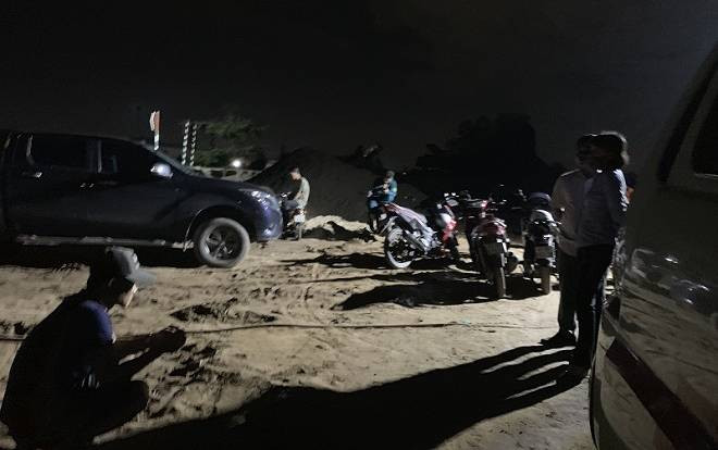 Phát hiện người đàn ông tử vong bất thường trên sà lan chở cát, thi thể đang phân hủy Ảnh 2