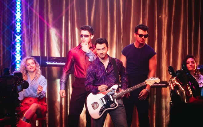 Bộ ba Jonas Brothers ra mắt MV đậm chất retro, đối đầu trực tiếp với Lil Nas X và Billy Ray Cyrus Ảnh 2