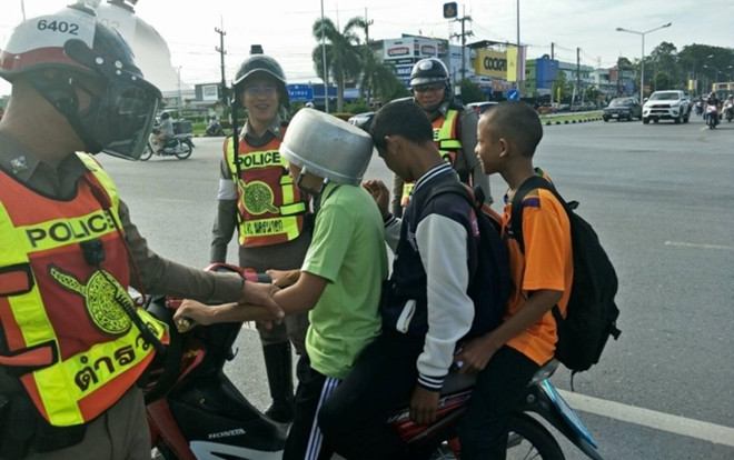 Đội nồi lên đầu thay mũ bảo hiểm, 3 nam sinh bị cảnh sát tuýt còi và cái kết Ảnh 2