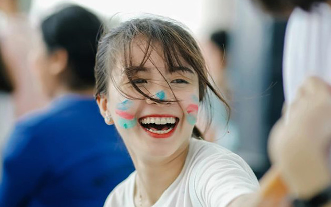 Nữ sinh trường người ta chưa bao giờ khiến chúng ta thất vọng: Lấm lem mặt mũi vẫn xinh hết phần thiên hạ Ảnh 2