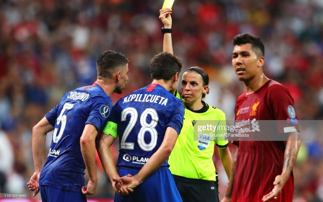 Tổ trọng tài nữ bị chê bắt kém trong ngày đi vào lịch sử bóng đá thế giới Ảnh 2