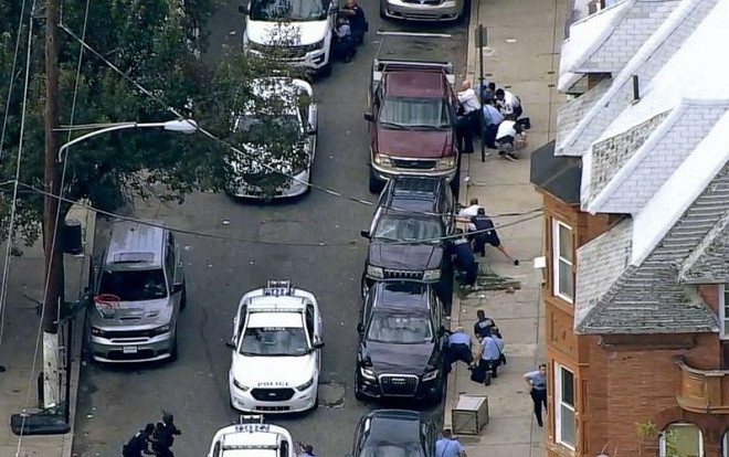 Nổ súng tại Mỹ: 6 cảnh sát bị bắn, quân đội phải điều xe bọc thép Ảnh 2