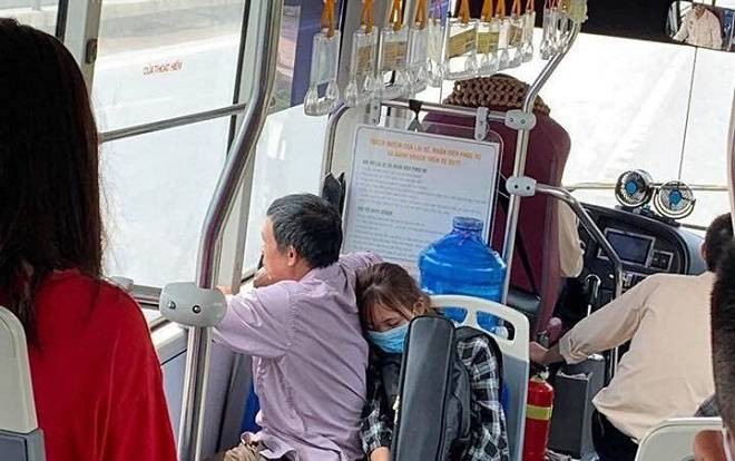 Bức ảnh dựa vào vai cha trên xe buýt trong ngày nhập học: 'Dựa vào đầu bố ngủ đi con, mai chỉ có mình con ở trên này' khiến CĐM nghẹn ngào Ảnh 2