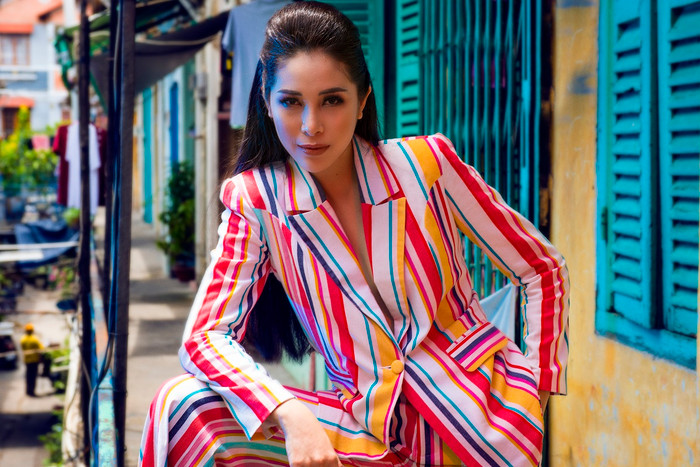 Bắt nhịp xu hướng hot, Mỹ Duyên úp mở vòng 1 lấp ló khi diện vest