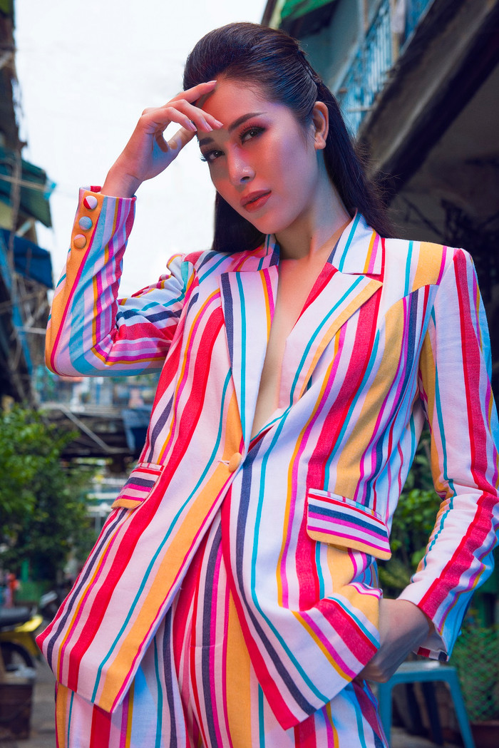 Bắt nhịp xu hướng hot, Mỹ Duyên úp mở vòng 1 lấp ló khi diện vest