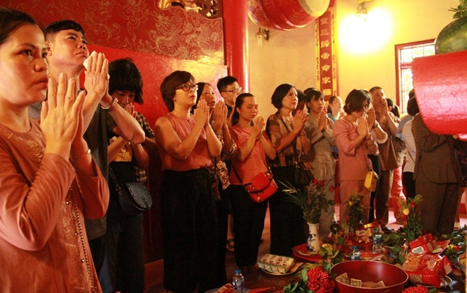 Hàng nghìn người đổ về phủ Tây Hồ cầu bình an ngày lễ Vu Lan Ảnh 2