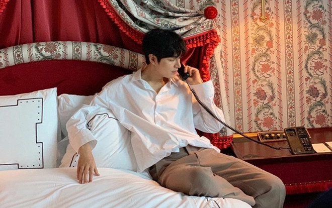 Hậu giảm cân, Lee Min Ho 'thả thính' fan với áo sơ mi trắng đậm chất soái ca Ảnh 2