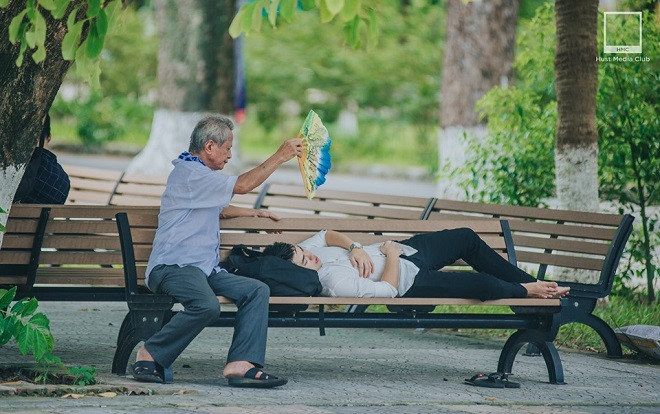 Hình ảnh người ông ngồi quạt cho cháu trai của mình trên ghế đá trong ngày đầu tiên nhập học lay động cộng đồng mạng Ảnh 2