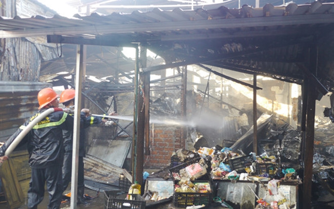 Cháy chợ ở Bình Định lúc rạng sáng, kịp thời giải cứu 2 bà cháu đang ngủ trong chợ Ảnh 2