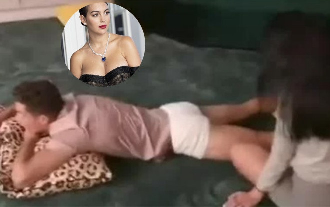 Ai sướng như Ronaldo: Vừa xem Liverpool đá, vừa được người yêu nóng bỏng massage Ảnh 2