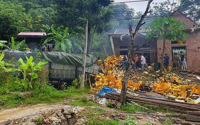 Xe tải chở bia mất lái đâm vào nhà dân, tài xế và phụ xe tử vong tại chỗ Ảnh 2