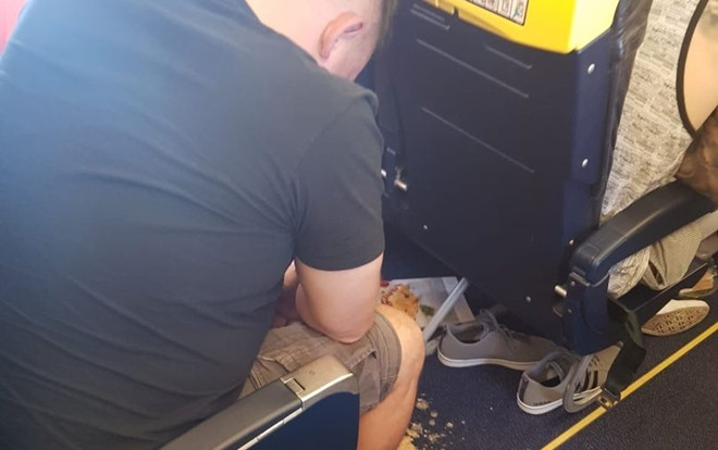 Người đàn ông say xỉn nôn mửa, chửi thề khiến hành khách lắc đầu ngao ngán Ảnh 2