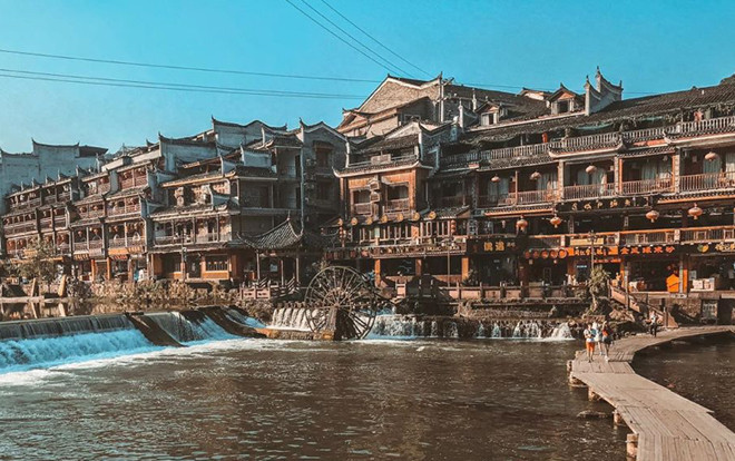 Những góc chụp check in nghìn like ở Phượng Hoàng Cổ Trấn Ảnh 2