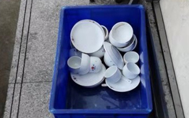 Kinh hãi nhà hàng dùng nước mưa bẩn trên đường để rửa chén bát Ảnh 2