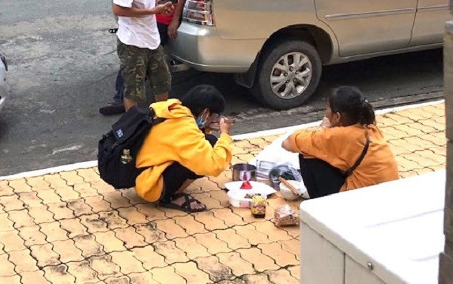 Bữa cơm trưa ăn vội của nữ sinh cùng mẹ giữa sân trường trong ngày đầu nhập học khiến nhiều người cay khóe mắt Ảnh 2